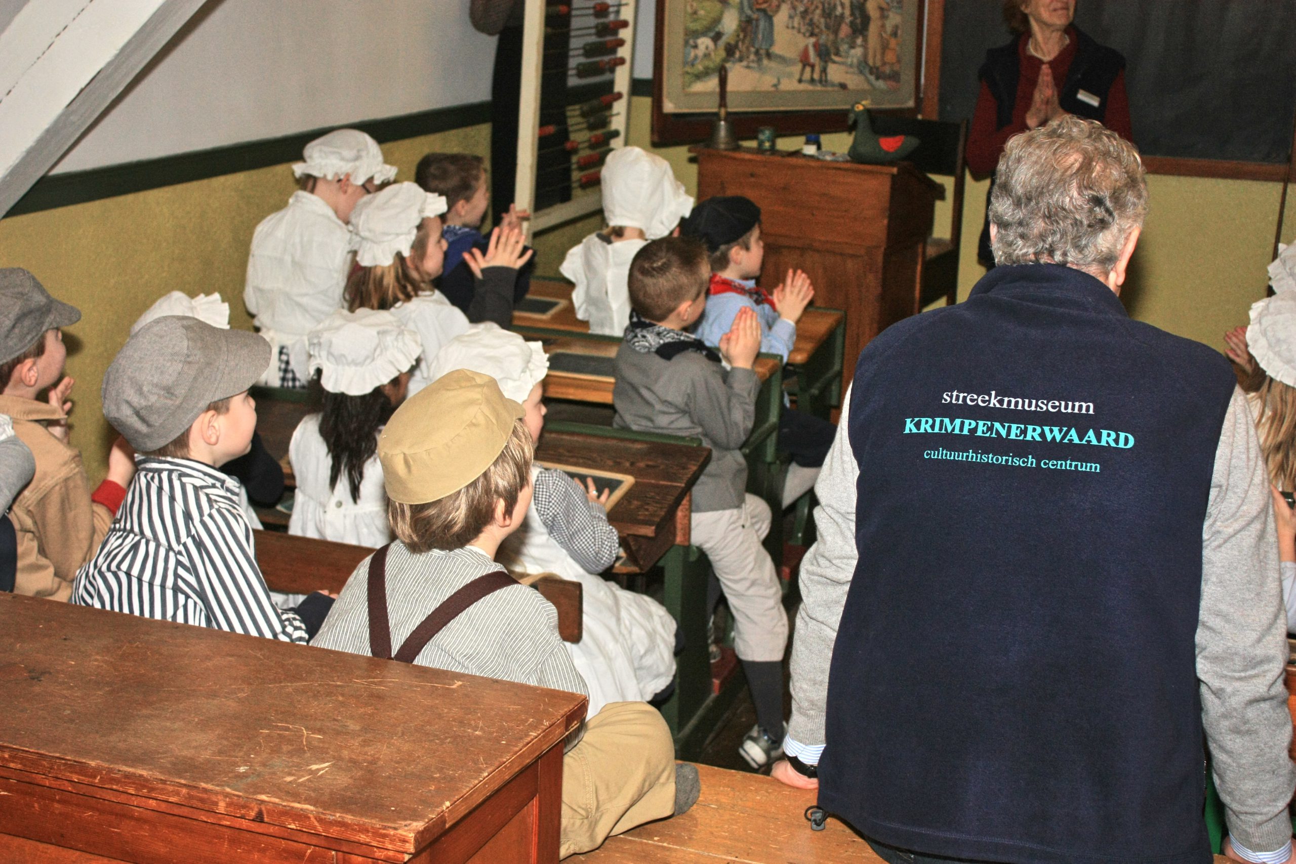 Sta jij te popelen om geschiedenis tot leven te brengen voor nieuwsgierige geesten? Het Streekmuseum Krimpenerwaard zoekt Educatieve Vertellers om deel te nemen aan een uniek avontuur! Verwelkom basisschoolleerlingen, deel betoverende verhalen en maak van leren een onvergetelijke reis door de tijd.